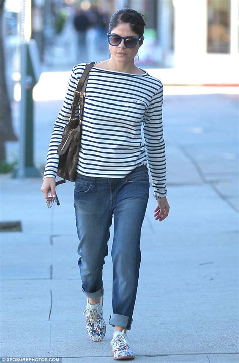 Skinny Selma Blair sneaks a cigarette as she shops by herself in。